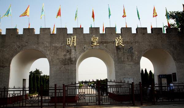 朱元璋能够成为皇帝，是父母坟地风水好吗