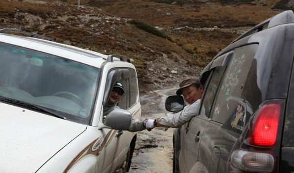 进藏路上瞬间秒杀陆地巡洋舰的车！网友：佩服车主的勇气！