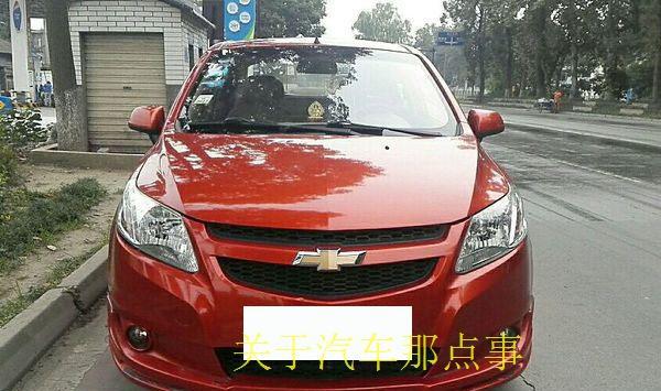 小伙刚拿驾照就花3万买辆练手车，同事看到方向盘后笑了