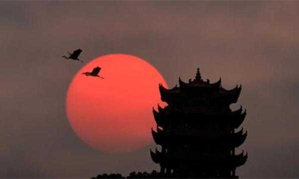唐代崔颢一首《黄鹤楼》曾令李白停笔, 更被称为唐代七律之首!