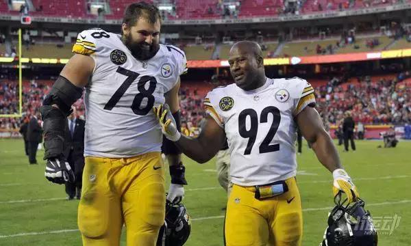 橄榄球运动为什么会经常脑震荡?看完球员训练