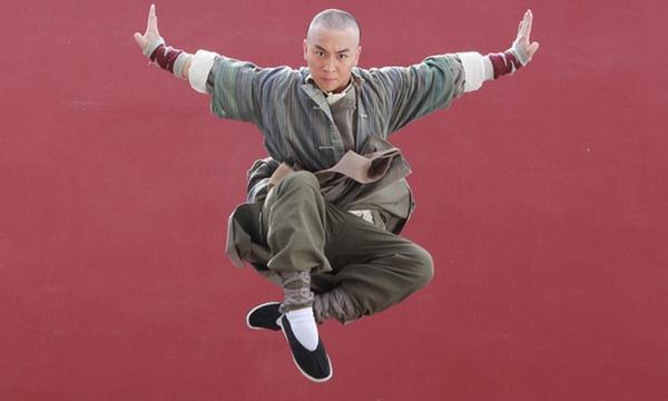 为什么金庸小说里有很多神乎其技的掌法拳法, 却少见厉害的腿法?