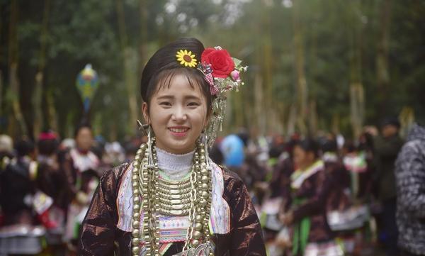 贵州从江:枪手部落岜沙 苗族少女芦笙节上秀盛装