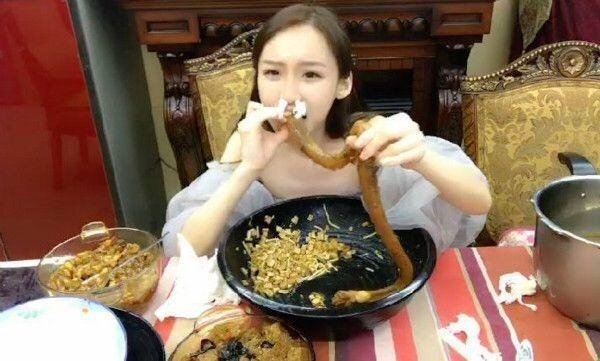 美女直播吃牛鞭,防止异味用卫生纸堵住鼻子,最后结果令人傻眼了