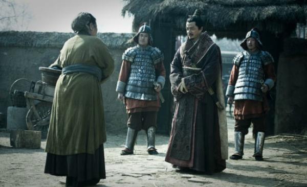 韩信墓前的祠堂对联“生死一知己，存亡两妇人”，指的是谁？