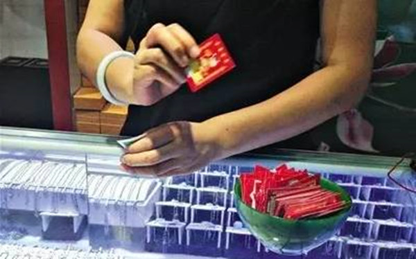 商场中奖打折还卖2000的这种玉,其实只值20块