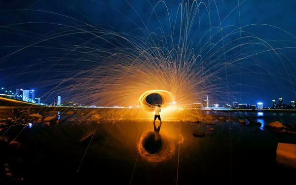 刷爆朋友圈的钢丝棉烟花,是一场电光石火的感