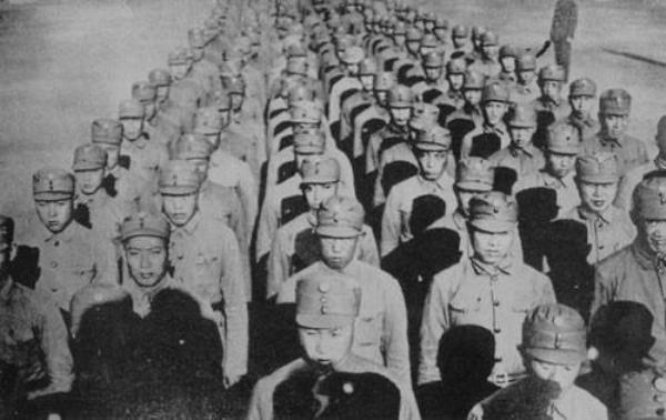 抗战民族魂该川军老父送儿“死字旗”：伤时拭血死后裹身句句催泪