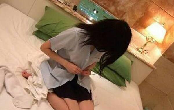 初次带女友回家,一进门我妈就要撕开女友的衣服,知道真相我懵了