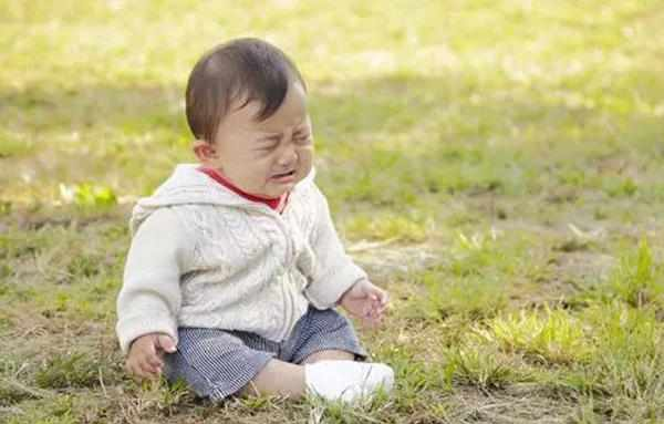 宝宝不小心撞到头,父母第一步千万别这样做!