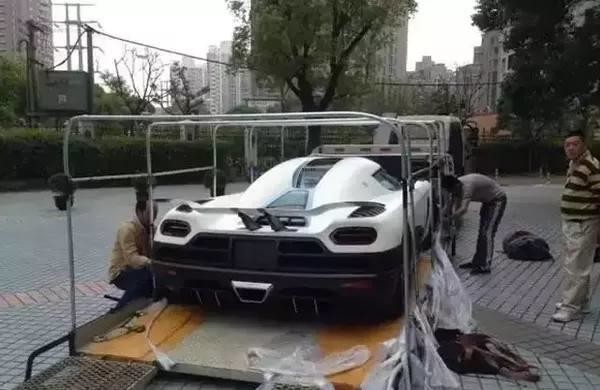 超级富二代现身王思聪做小弟,千万保时捷撞了