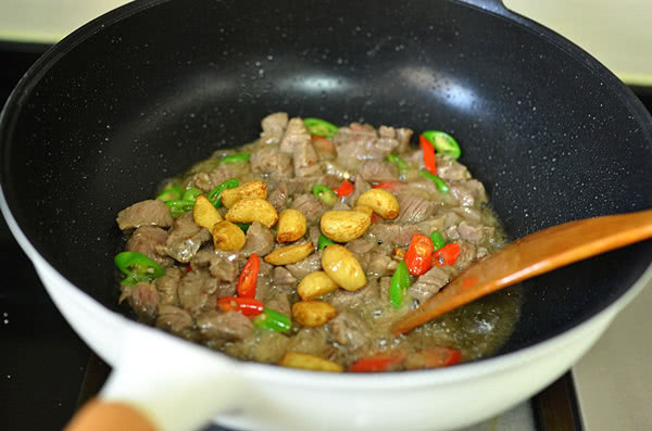 蒜香牛肉粒-鲜嫩多汁的年菜快手小炒,好吃入味