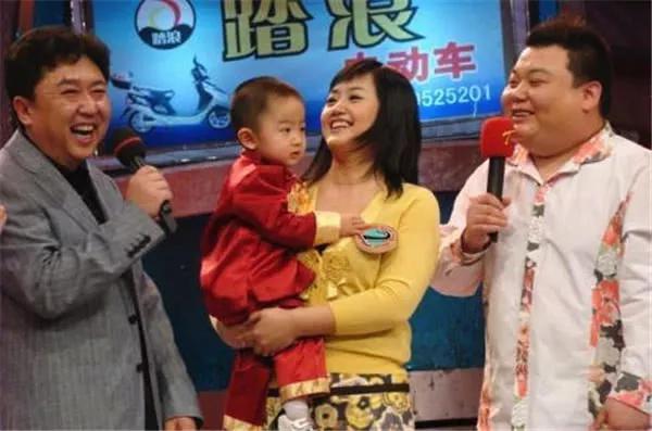 47岁于谦全家近照，小十岁娇妻贤惠貌美，儿子半岁拜师郭德纲!