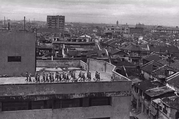 1949年中国罕见历史老照片:图为上海百老汇大厦楼顶上的人民解放军.
