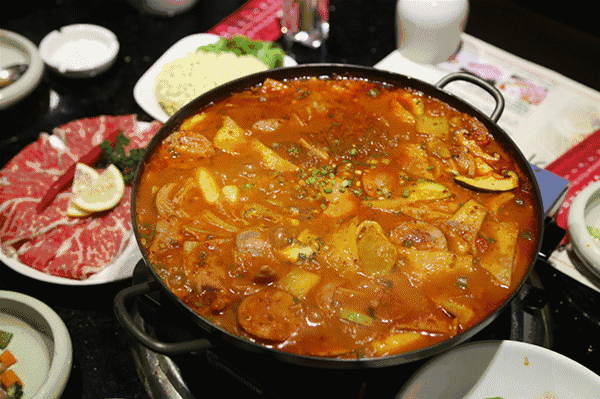 加入辛辣的苦椒酱 (现在的韩式甜辣酱)和作汤底制作的一种火锅