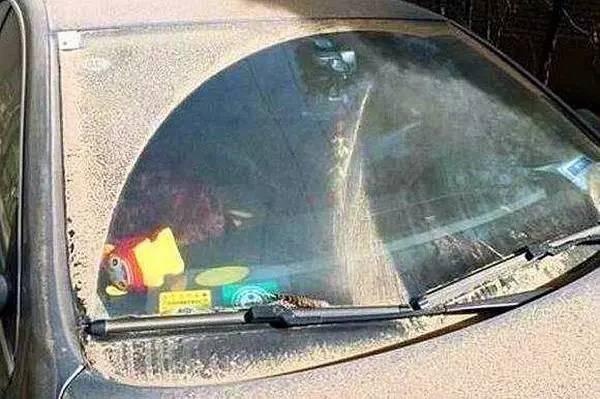 玻璃水的作用只是清洁车窗？这么多隐藏技能80%的人都不知道！！