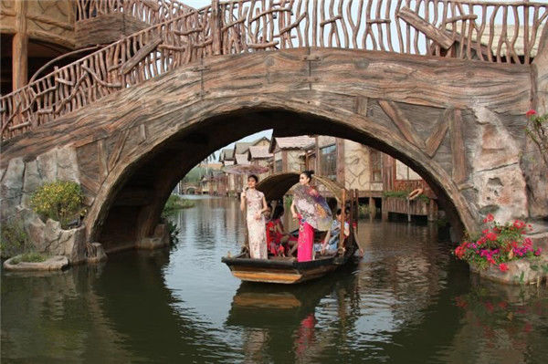 旗袍美女岭南水乡美景中走秀,尽展旗袍优雅,角