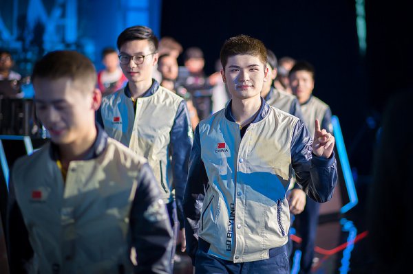 曾单杀Faker，前LPL冠军中单没有退役！正在试训神秘战队