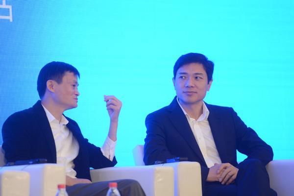 马云四面树敌，当众同时怒怼刘强东与雷军的底气是什么?