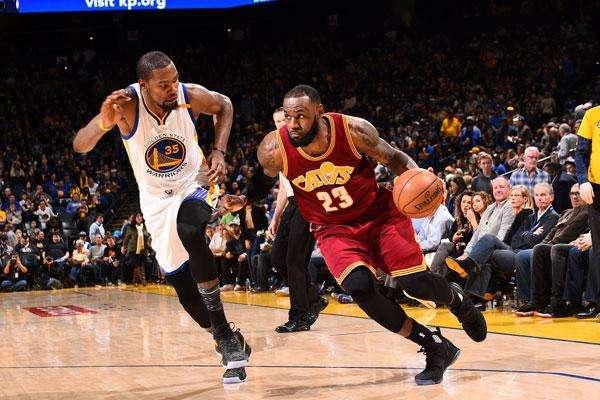 为何同是90度崴脚联盟只有詹皇没事,看了他训