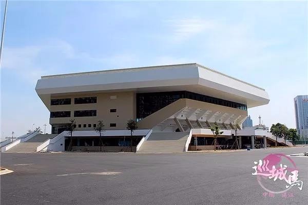 市体育馆举办首场国际级体育赛事吸引万名观众现场观赛