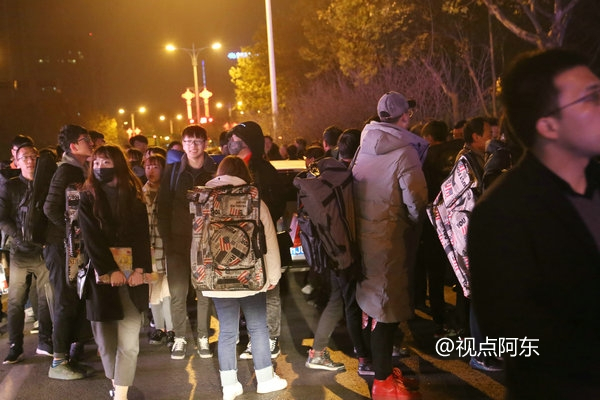 陕西省举行美术类专业课统考 万人赶考场面震