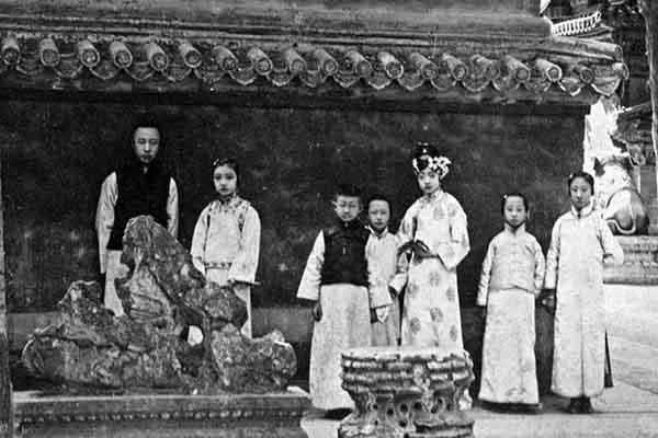 珍贵历史老照片:中国最后一个皇帝溥仪,婉容皇后端庄大方