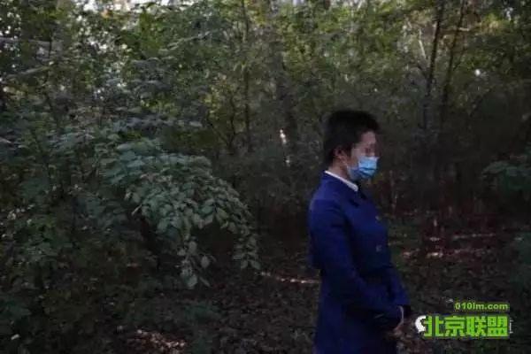 到八达岭野生动物世界东北虎园内自驾游览时,赵女士下车被老虎袭击,她