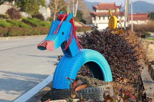 诸暨这个镇有创意!路边的废旧轮胎成了彩色小