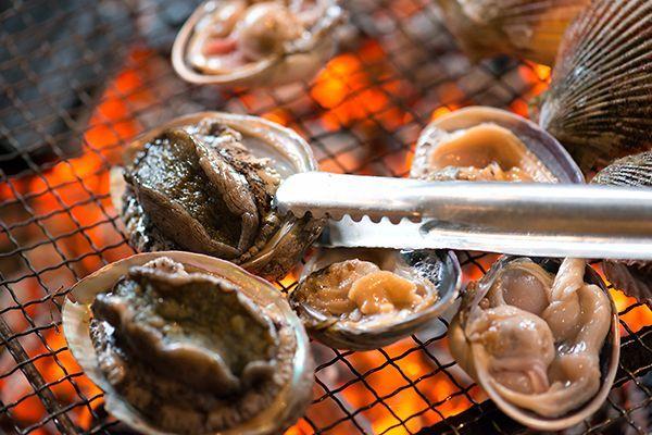 日本鸟羽市体验海女文化,活烤鲍鱼伊势龙虾烹饪“残酷烧”!