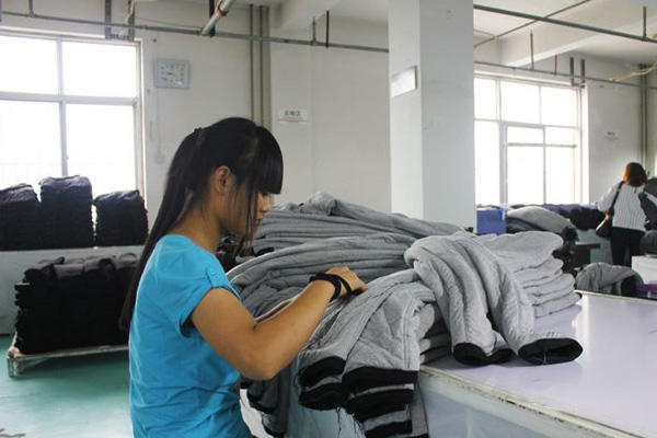 服装厂里的年轻女工,她们可能是最后一批外出打工的农村姑娘了