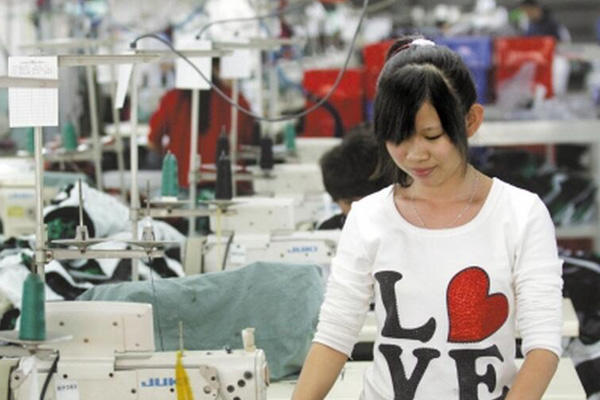 服装厂里的年轻女工,她们可能是最后一批外出打工的农村姑娘了