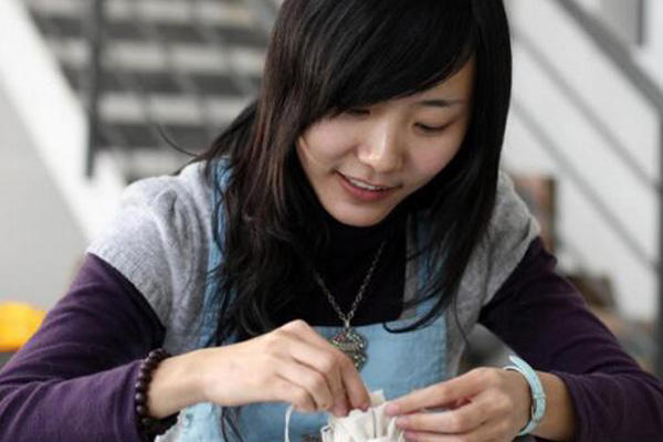 服装厂里的年轻女工,她们可能是最后一批外出打工的农村姑娘了