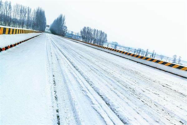 下雪路滑车走不动,这车却没人敢帮忙推,毕竟上面写着这几个字!