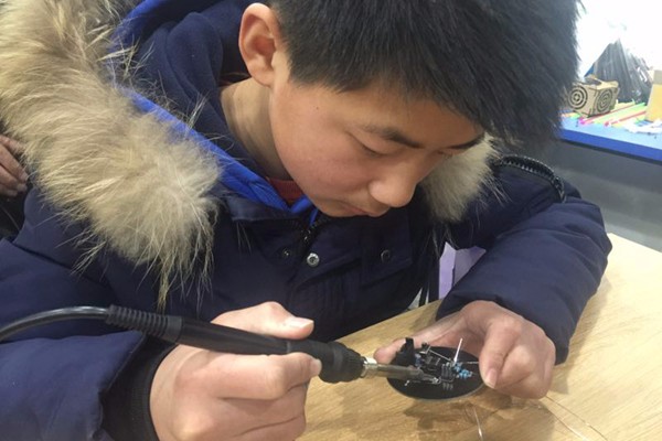 体验科创工坊 感受创制快乐 让校园成为创客的