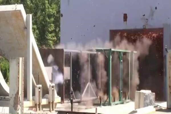 电磁炮横空出世,以每秒2500米的速度可以击穿