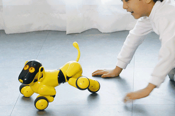 孩子很喜欢宠物狗但又不能养,那就给他一只智能机器人