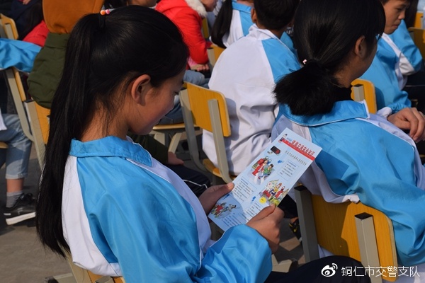 松桃交警大队针对四类人群开展点对点精准宣