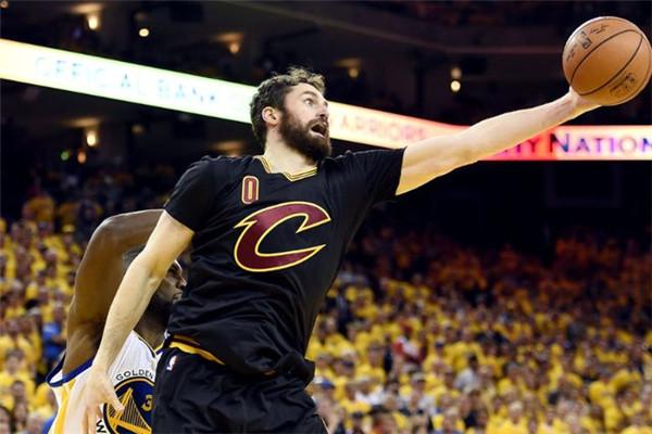 勇士不要闹, 詹姆斯怎么可能签约! 这消息让全