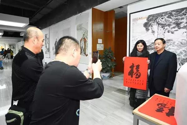 中国国家画院国展美术中心签约画家,爱心艺术家李学辉老师与现场参展