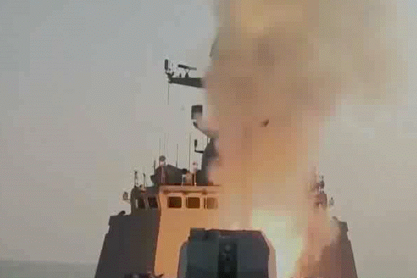 解放军054a护卫舰发射