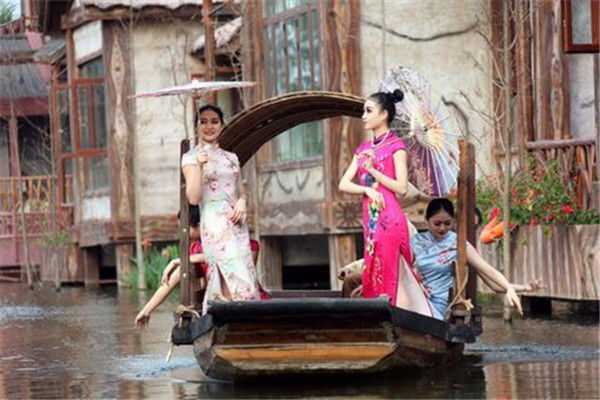 旗袍美女岭南水乡美景中走秀,尽展旗袍优雅,角