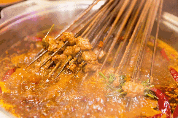 必须得 够麻够辣,串串够麻辣,锅底够麻辣,吃的 斯哈斯哈吐舌头,才叫一