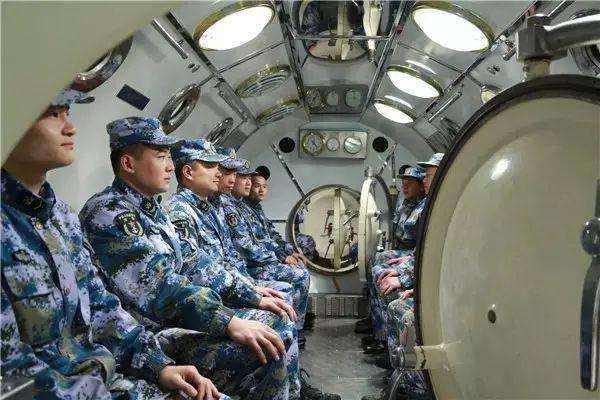 为何潜艇兵们宁愿在外面上厕所?原来上厕所也是一个大