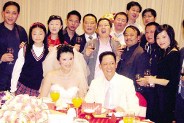 52岁王志文全家福: 儿子像他, 妻子貌美, 收入是他5倍