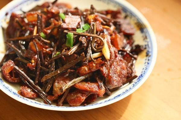 凉拌蕨菜推 荐 菜蕨菜有"山菜之王"的美誉,不仅美味,它还富含维生素