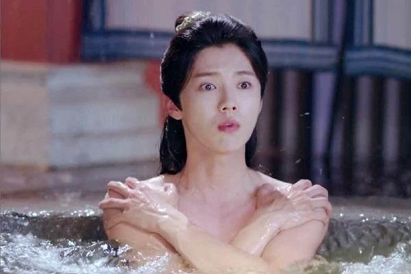 最尴尬穿帮,关晓彤鹿晗这动作好别扭,明明是青