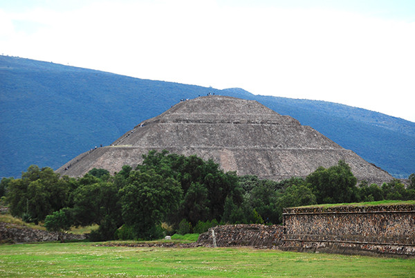 提奥蒂瓦坎金字塔(pirámides de teotihuacán)在生死交界的地方