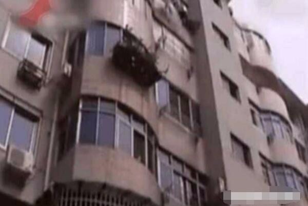 某高校职工楼现“特殊”交易， 大学生当场被抓称: 我只是好奇