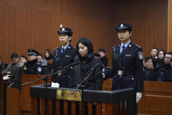 2月9日上午,杭州市中级人民法院对被告人莫焕晶放火,盗窃一案进行一审